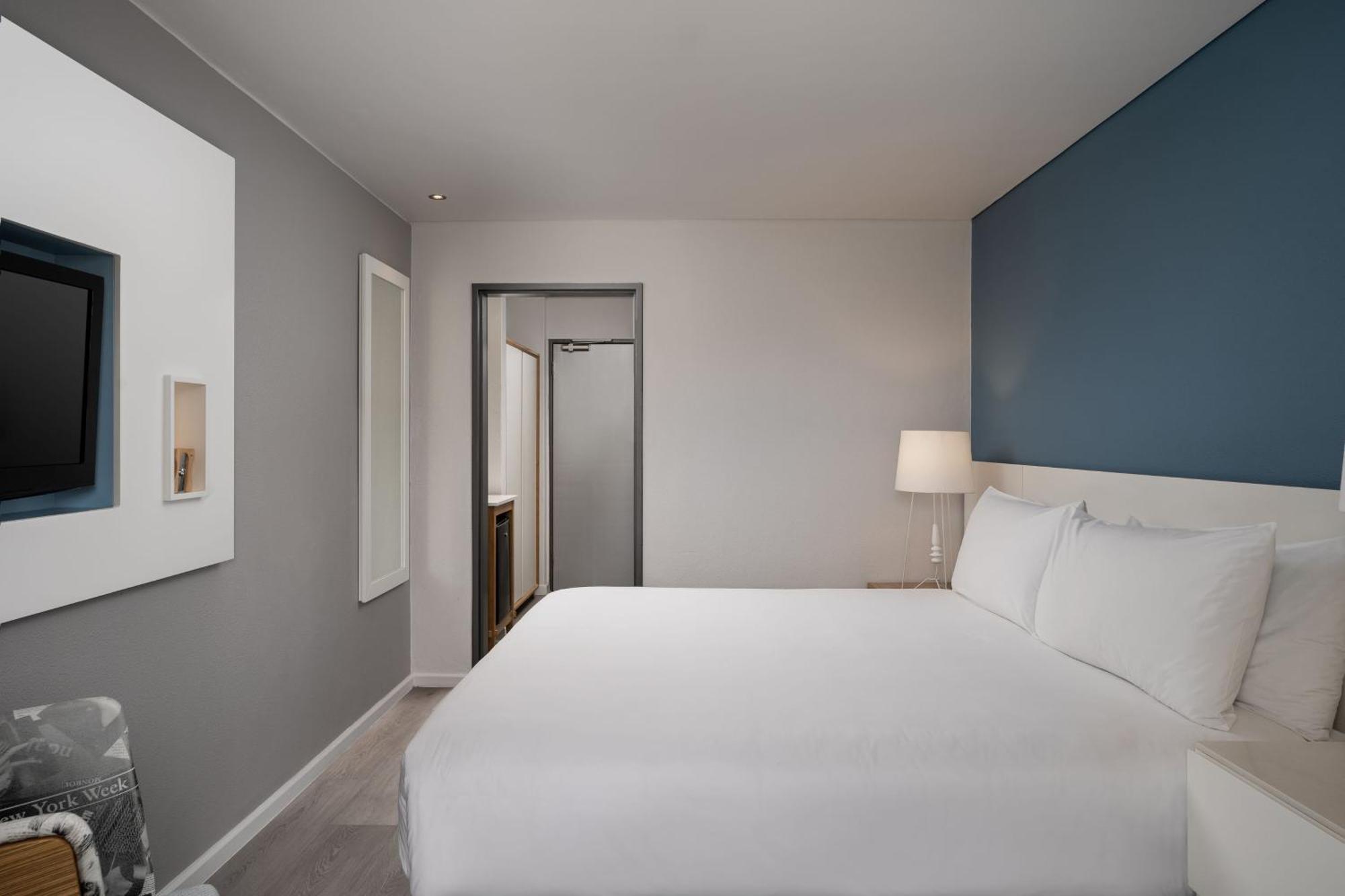 Guest room, 1 King, Balcony